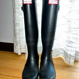Hunter women’s original tall rain boots (matte black)